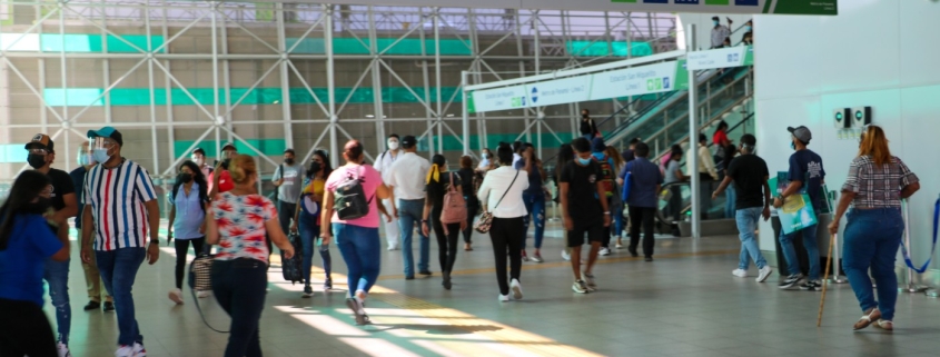 Metro de Panamá retornará a su horario regular de operaciones. 2 usuarios en estaciones SM L2 845x321 1