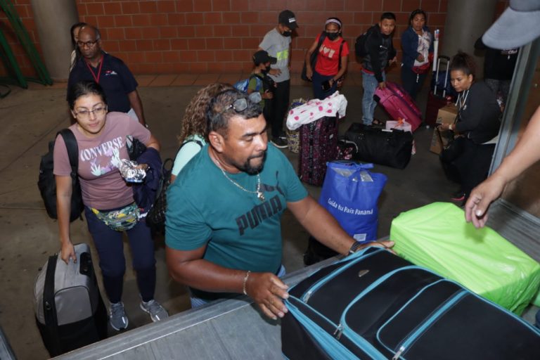 Inicia traslado de docentes a Darién y Comarca Guna Yala 3 TD 4 768x512 1