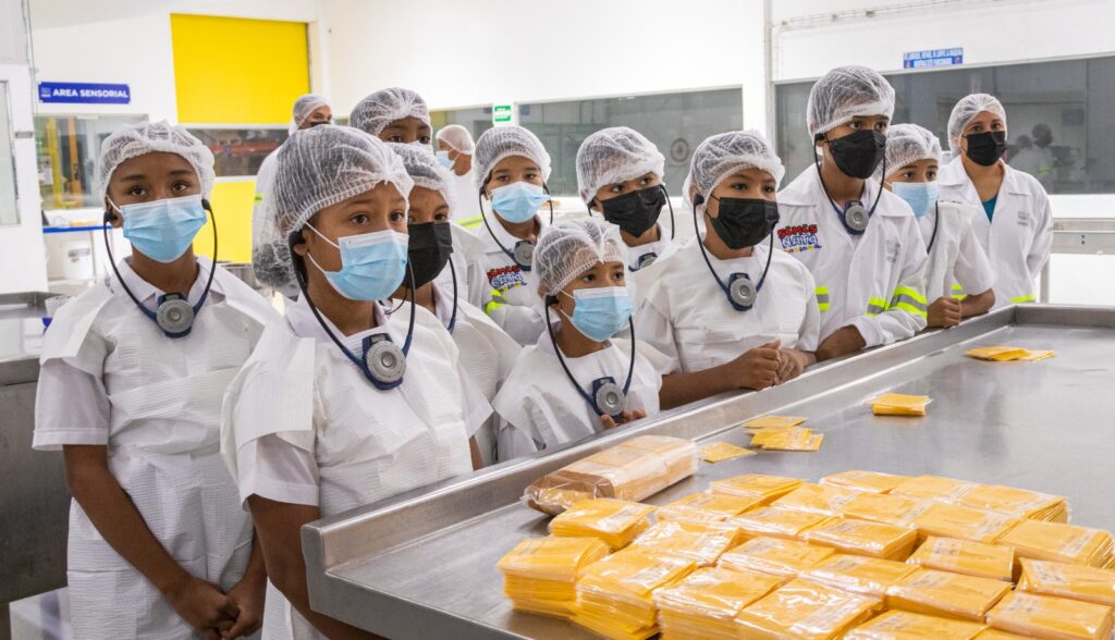 Nestlé conmemora el Día Mundial de Queso con la visita de 20 estudiantes a la fábrica de Natá 2 WhatsApp Image 2023 03 25 at 10.59.54 AM 3