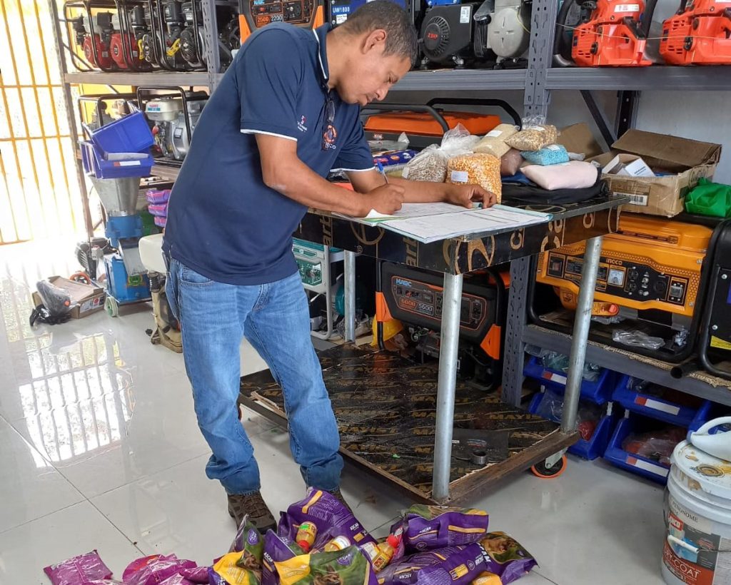 Acodeco en operativo a locales comerciales en la Pintada 2 11 de abril Verificacion en La Pintada productos vencidos en ferriagro El Bomberito 1024x820 1