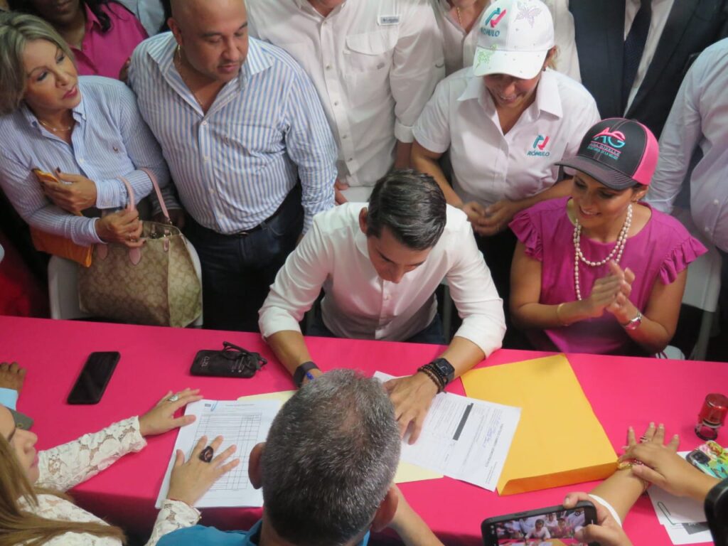 “El país no puede seguir por el rumbo que va”, afirmó Roux, tras oficializar su candidatura presidencial en las primarias de CD 4 WhatsApp Image 2023 04 03 at 2.43.44 PM