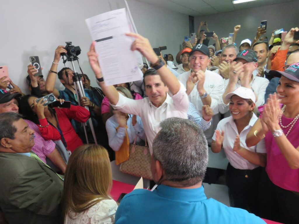 “El país no puede seguir por el rumbo que va”, afirmó Roux, tras oficializar su candidatura presidencial en las primarias de CD 2 WhatsApp Image 2023 04 03 at 2.43.45 PM