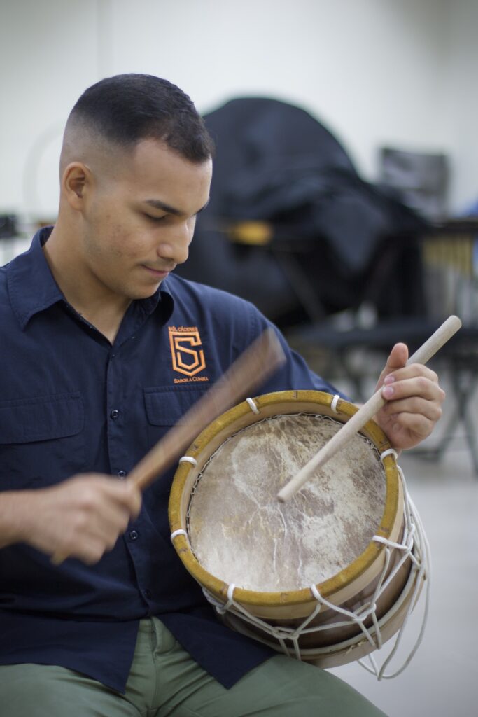 Caja. Percusionista Saul Caceres