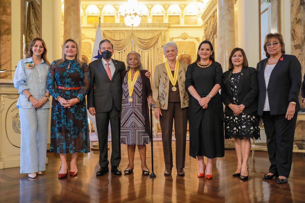 Presidente de la República impone condecoración “Marta Matamoros” a la artista Zelideth Rosales y a la sindicalista Evangelista Gutiérrez 3 WhatsApp Image 2023 05 16 at 4.43.49 PM 1