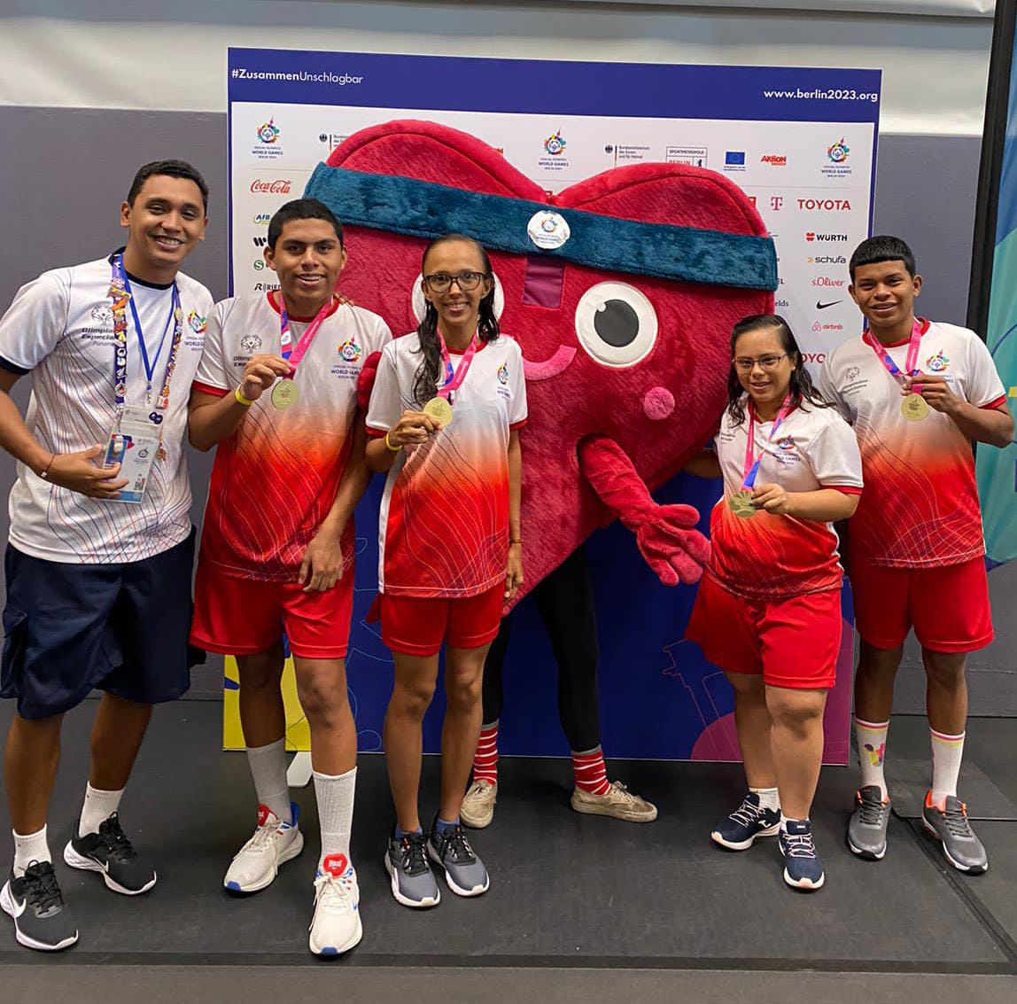 equipo de natacion oro en 4x50 1