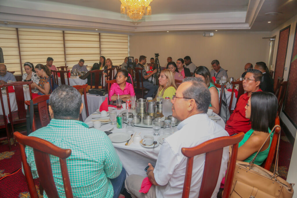 periodistas y Fausto scaled 1