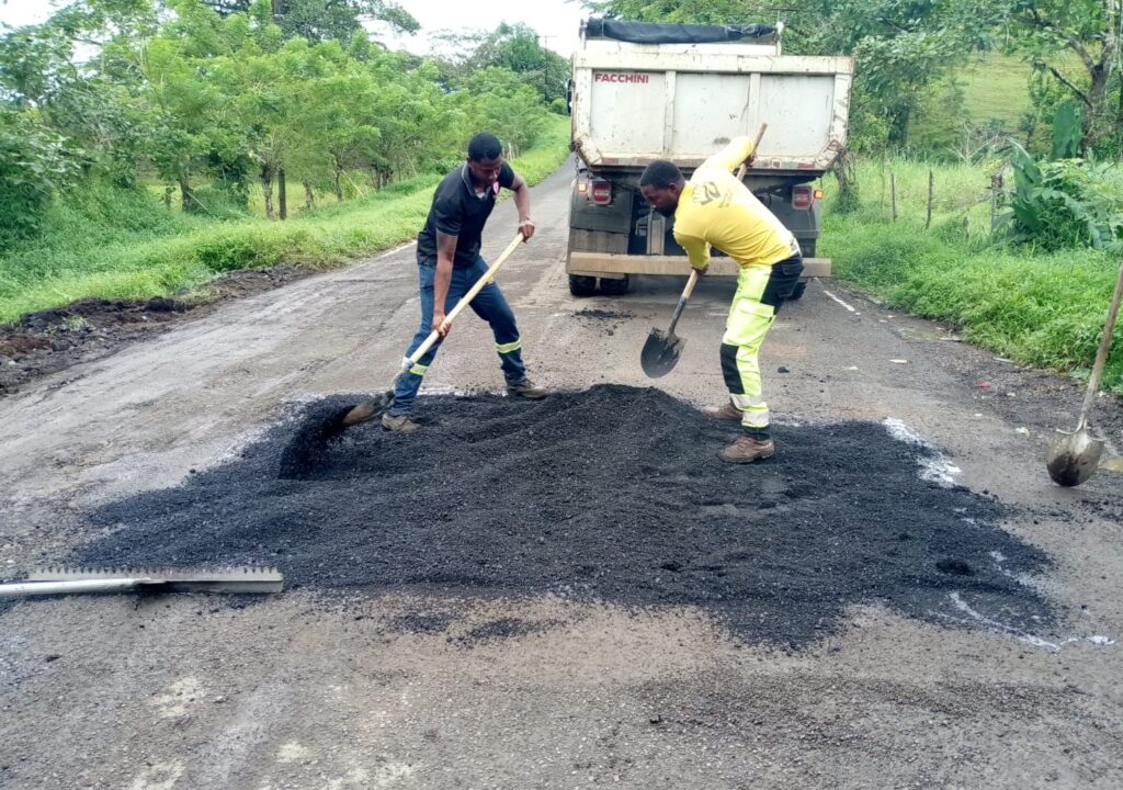 MOP realiza trabajos de mantenimiento vial en la Costa Arriba de Colón 2 1 21