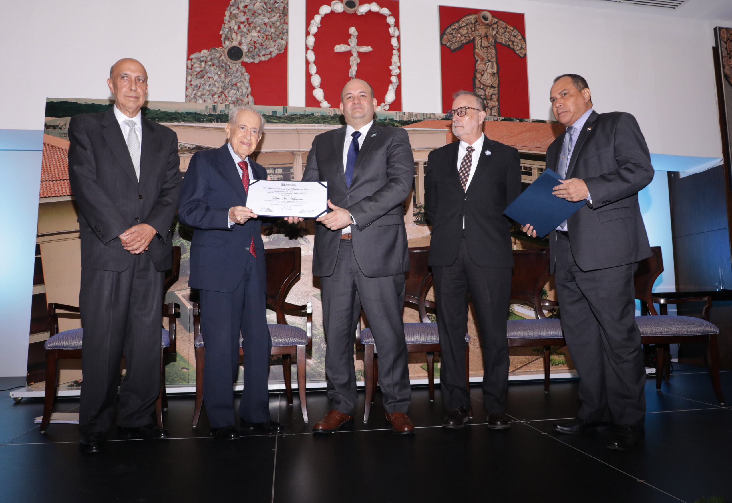 Condecoracion a Luis H. Moreno 05 scaled