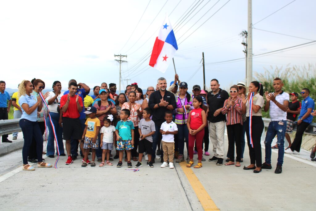 Ministro Sabonge inaugura calle en Pacora y hace recorrido en Alcalde Díaz 4 1 26