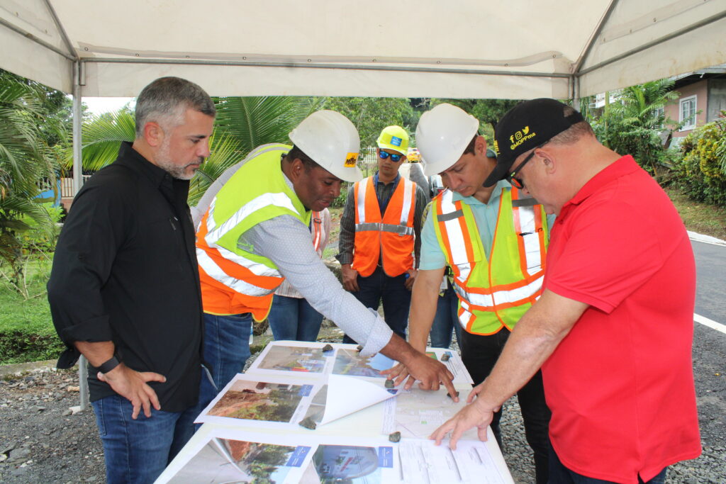 Ministro Sabonge inaugura calle en Pacora y hace recorrido en Alcalde Díaz 2 1 INSPECCION ALCALDE DIAZ
