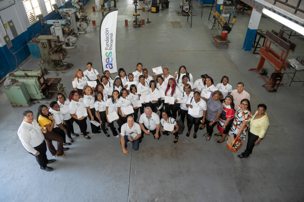 Fundación AES Panamá gradúa a 30 mujeres emprendedoras del programa “Reto Colón Emprende” 2 Participantes del programa Reto Colon Emprende junto a miembros de la Fundacion AES Panama y representantes de la UTP Colon