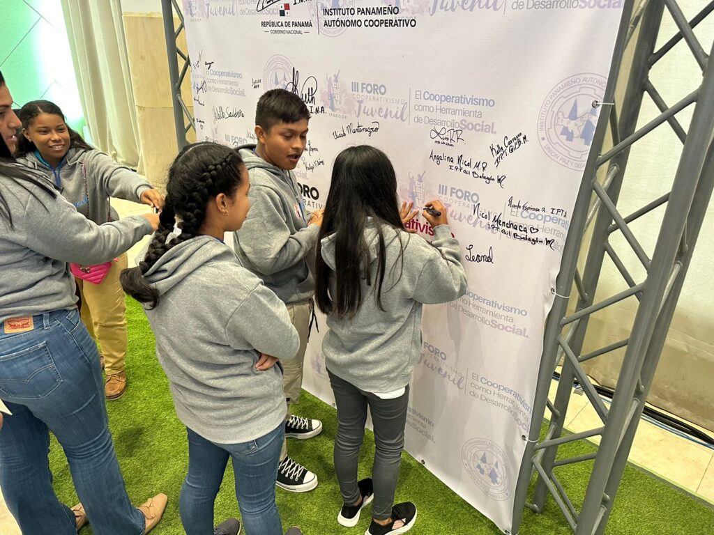 Más de 120 estudiantes participan en el III Foro de Cooperativismo Juvenil 4 WhatsApp Image 2023 09 26 at 11.44.02 AM