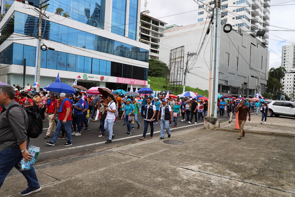 Defensoría pide al gobierno restablecer la paz social 4 COM 14 4