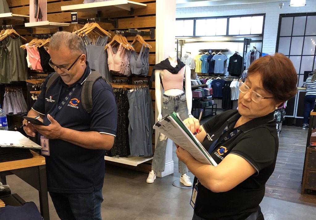 Verificando productos publicidad 2 1024x712 1