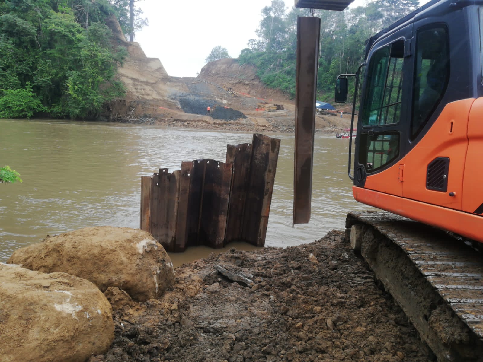 5.Instalacion de tabla estacas en eje 3 Chucunaque