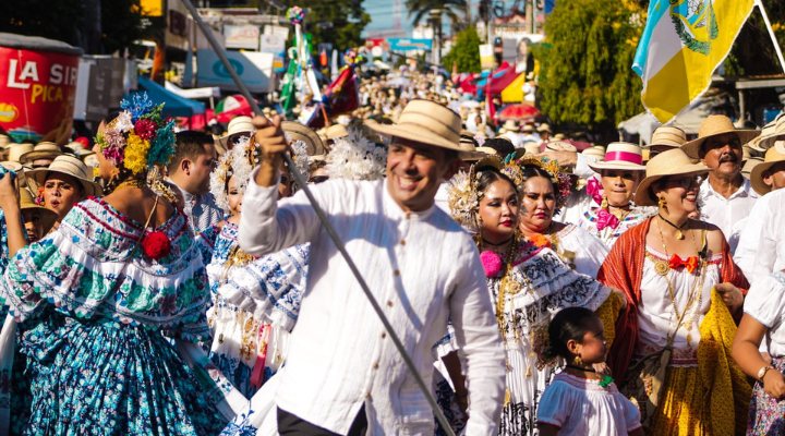 Lombana desfiló en Las Tablas y conversó con residentes de Sábana Grande 4 lomabana desfiel de las mil polleras