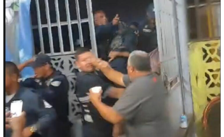 Empujones en Arraiján entre policías y vendedor de cervezas sin permiso 2 popi 770x470 1