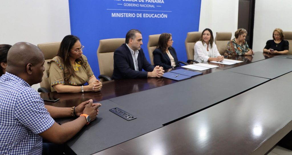 Firman convenio de cooperación para promover la educación ambiental 2 FCC 1024x545 1