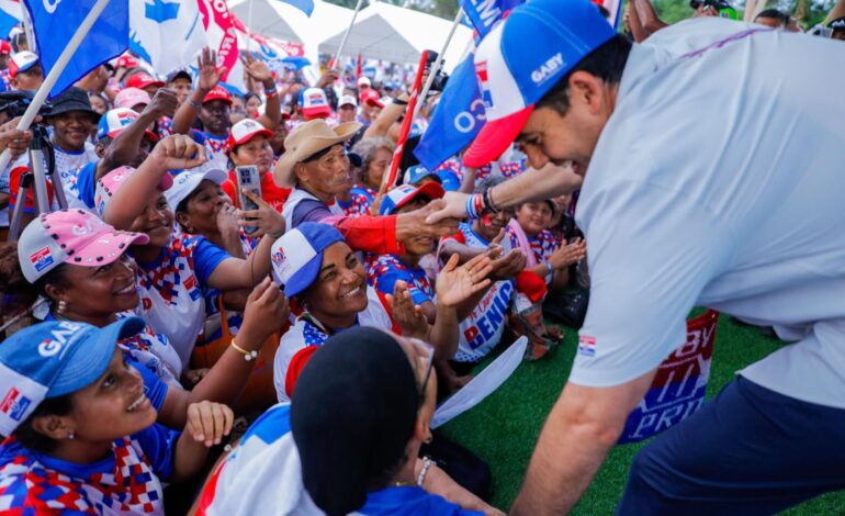 Boza, Triple S, Osvaldo Ayala y Alejandro Torres en el cierre de campaña de Gaby Carrizo 2 cuartos tres 770x470 1