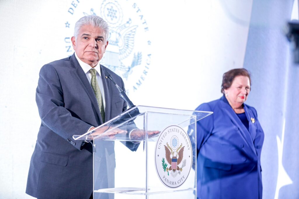 Mulino participa en celebración de independencia de EE.UU. 3 WhatsApp Image 2024 07 04 at 10.34.29 PM