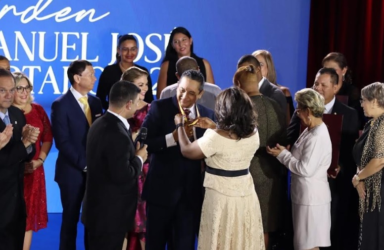 Meduca regala 17 carros a docentes que participaron en la final de la Orden Manuel José Hurtado 2024 2 azules