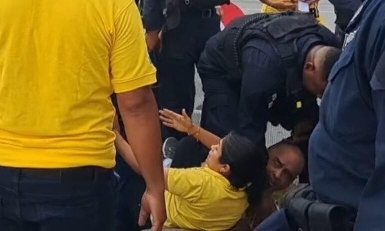 Educadores alzan su voz en las calles contra reforma a la CSS… Enfrentamientos en Colón 1 peleit 770x462 2