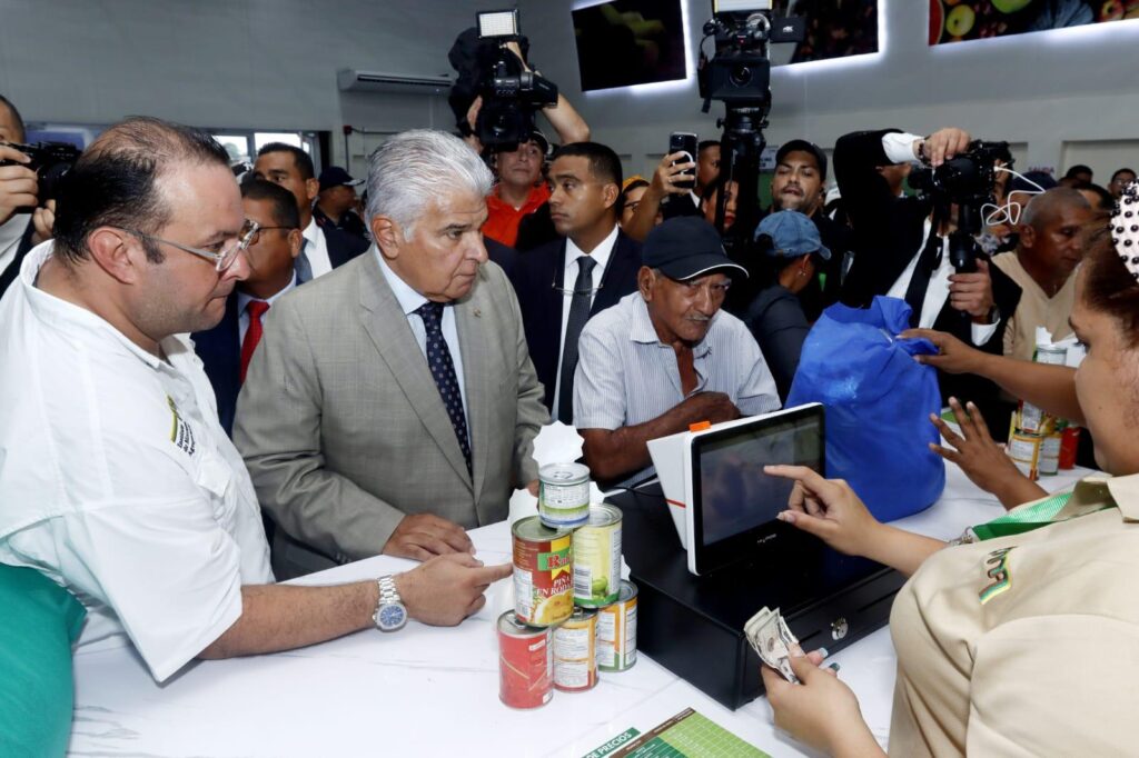 Presidente Mulino visita nueva Tienda del Pueblo en Pan de Azúcar 2 WhatsApp Image 2025 04 22 at 8.03.57 PM