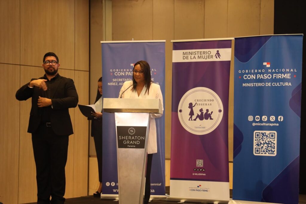 El Ministerio de la Mujer realizó hoy miércoles, 28 de mayo de 2025, el Lanzamiento del programa “Creciendo Seguras”, en un acto que estuvo presidido por la ministra Niurka Palacio y la viceministra, Lilibeth Cárdenas. 2 Imagen de WhatsApp 2025 05 29 a las 14.01.38 e1f5b80b