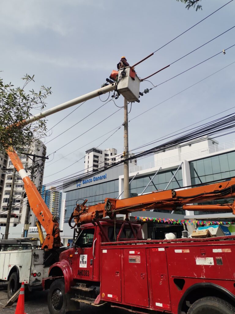 ENSA avanza en la automatización de la red eléctrica beneficiando a 358 mil clientes con la instalación de Interruptores Telecontrolados 2 WhatsApp Image 2025 05 13 at 5.36.53 PM