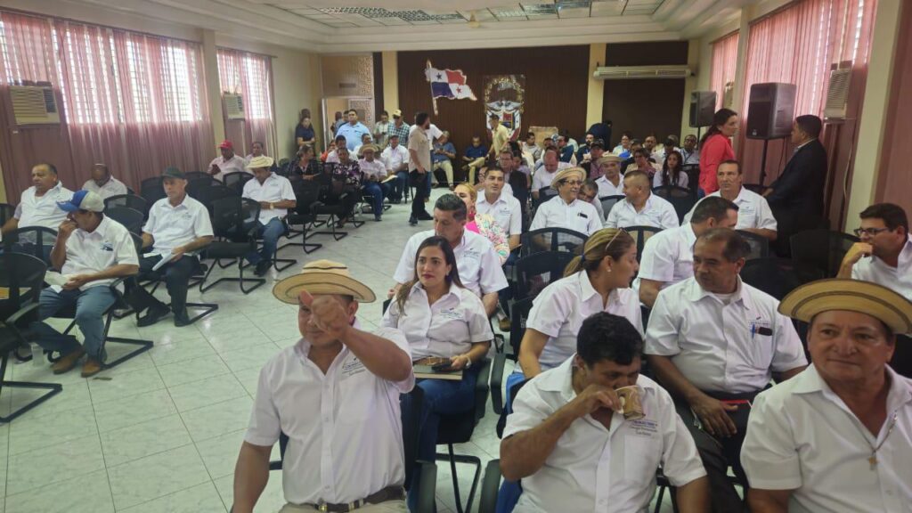 Ministro de la Presidencia y CONADES atienden inquietudes de autoridades locales en Los Santos. 2 WhatsApp Image 2025 05 17 at 2.50.49 PM 1