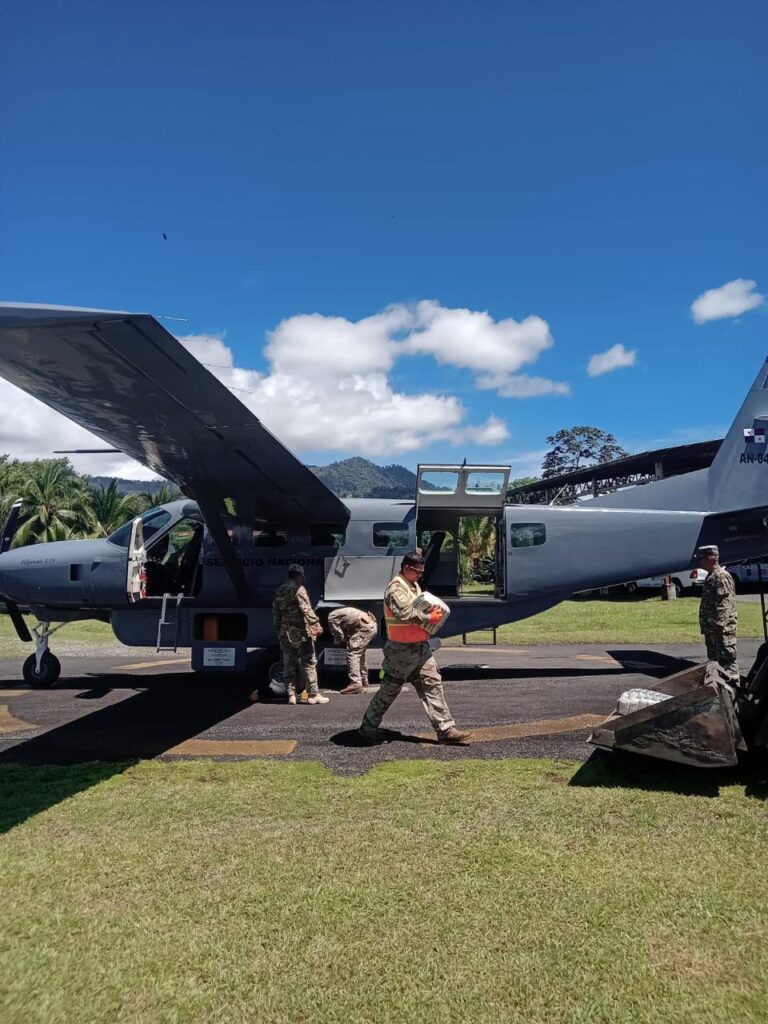 Aeronaval transporta más de 6 mil libras de ayuda y 75 personas en puente aéreo a Bocas del Toro 2 WhatsApp Image 2025 05 19 at 12.53.19 PM 2 768x1024 1