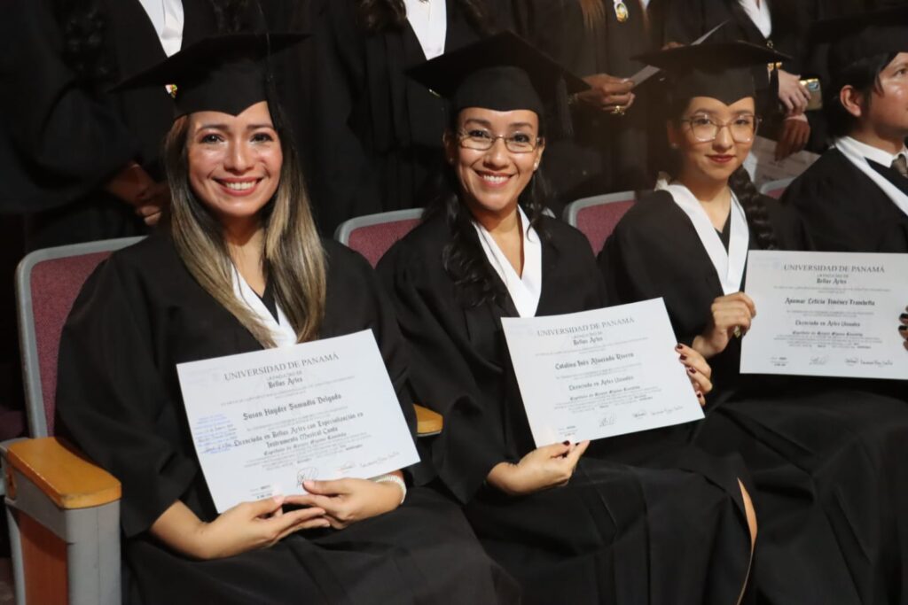 Universidad de Panamá gradúa a 64 nuevos artistas profesionales 3 WhatsApp Image 2025 05 19 at 8.41.19 AM 1024x683 1
