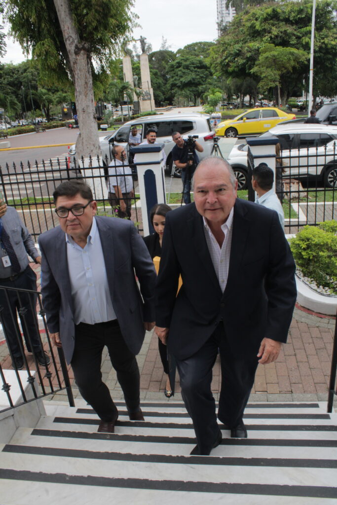 Ministro Andrade denuncia ante el Ministerio Público “costos adicionales millonarios” en proyectos de infraestructura del Cuarto Puente 2 1 39
