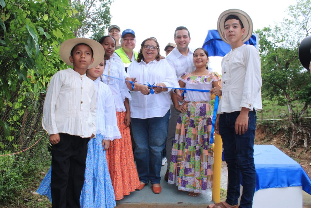 Ministro Andrade inaugura puente peatonal en El Nanzal que beneficiará a más de 2 mil personas en Veraguas 4 1 40
