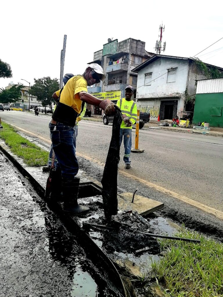 MOP intensifica limpieza de drenajes pluviales en Curundú para mejorar seguridad vial  2 2 35