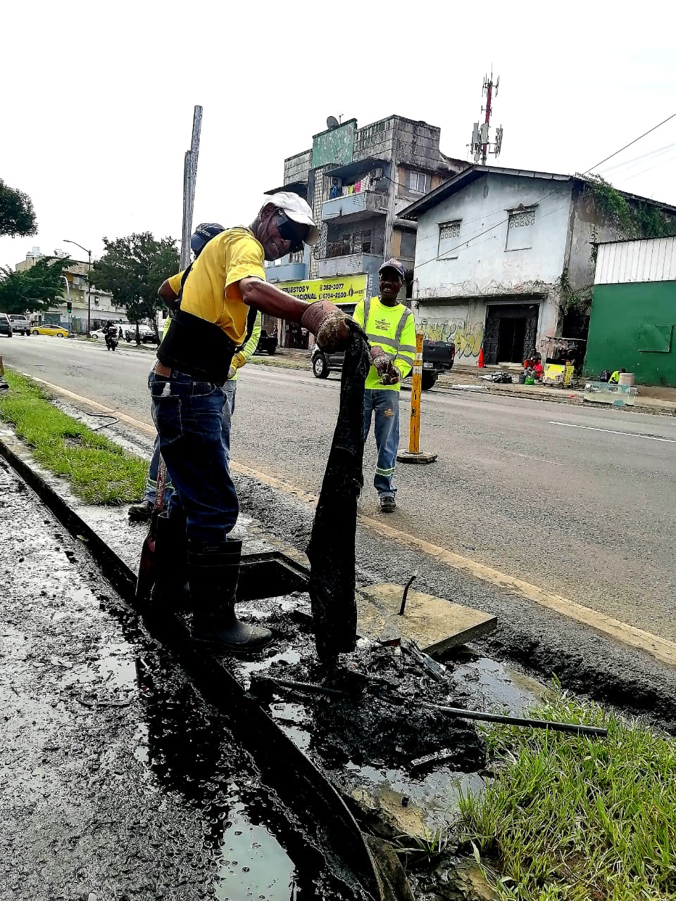 MOP intensifica limpieza de drenajes pluviales en Curundú para mejorar seguridad vial  1 2 35