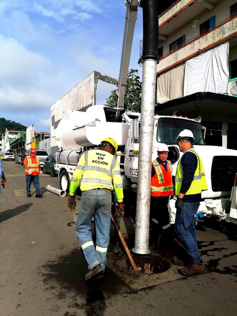 MOP intensifica limpieza de drenajes pluviales en Curundú para mejorar seguridad vial  3 3 29