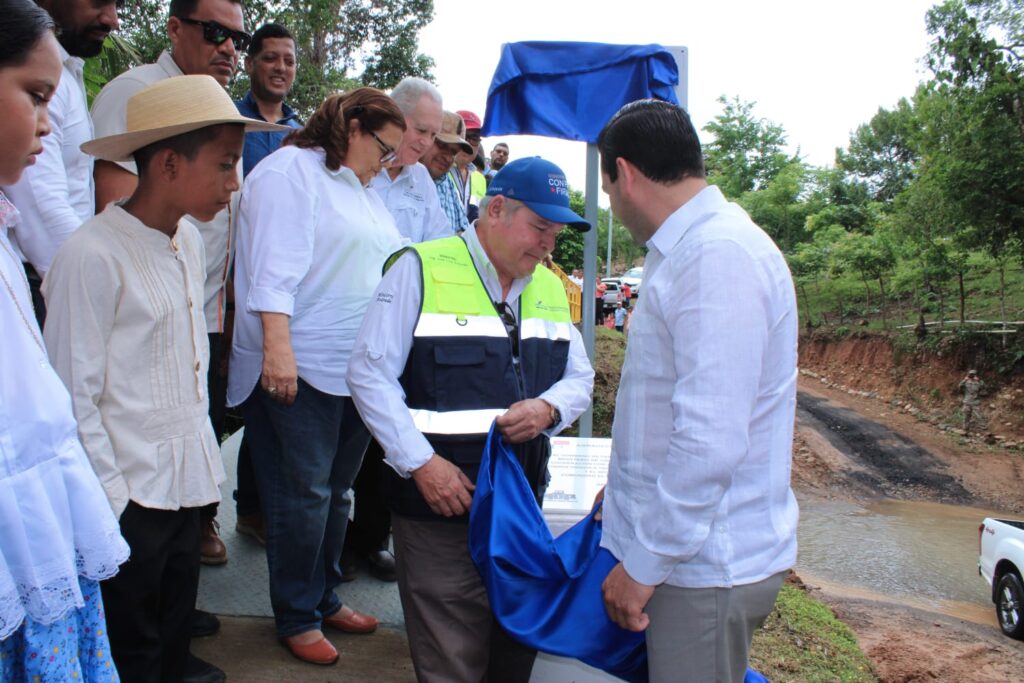 Ministro Andrade inaugura puente peatonal en El Nanzal que beneficiará a más de 2 mil personas en Veraguas 2 5 9