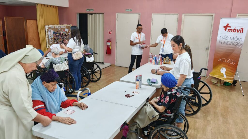 Voluntarios de +Móvil refuerzan lazos de solidaridad con adultos mayores del Hogar Bolívar 2 Hogar4 bingo 1024x576 1