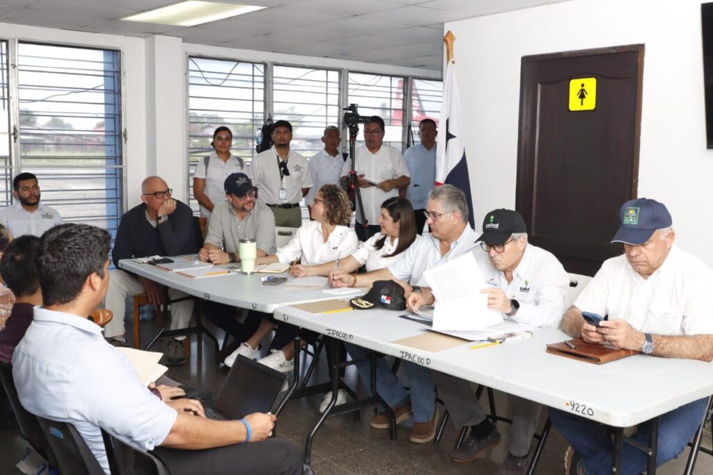 Comisión de Alto Nivel escucha a productores y empresarios de la provincia-Sectores productivos de Bocas del Toro se declaran al borde del colapso por la huelga de Sitraibana y piden la urgente apertura de las carreteras 2 Imagen de WhatsApp 2025 06 02 a las 17.30.06 61f393ea