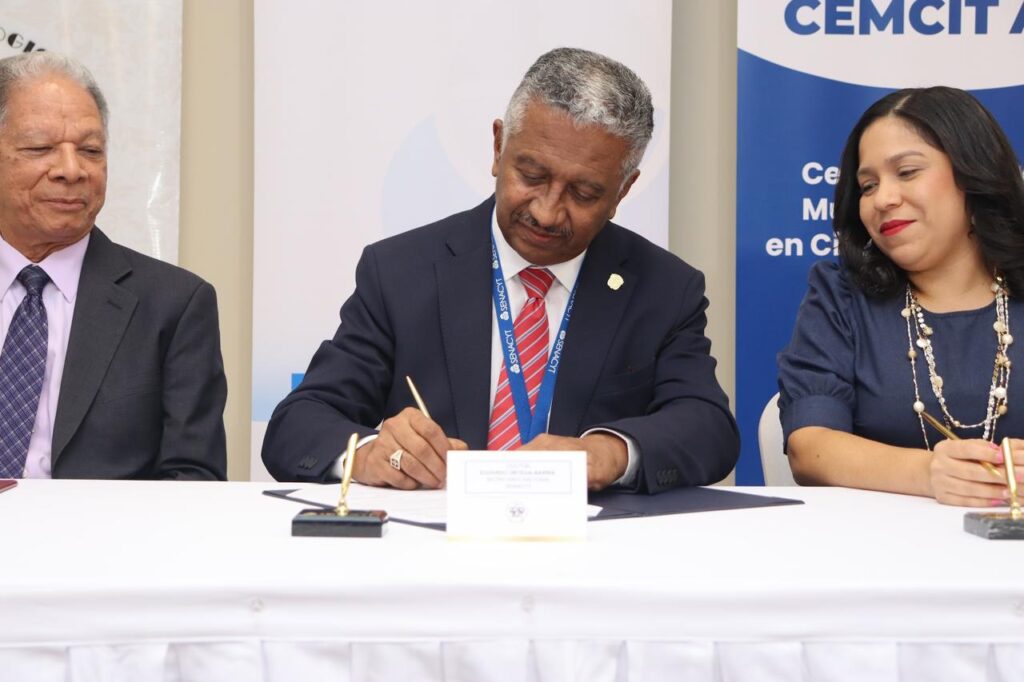 La UTP fortalecerá sus programas académicos de maestrías científicas con el financiamiento de la SENACYT 3 WhatsApp Image 2025 06 05 at 7.12.20 AM 1024x682 1