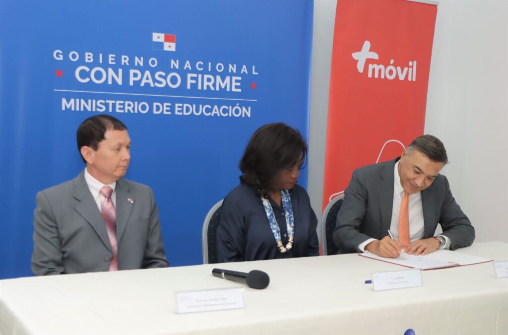 MEDUCA fira contrato de internet para centros educativos del país. 2 WhatsApp Image 2025 06 11 at 10.44.17 AM 1