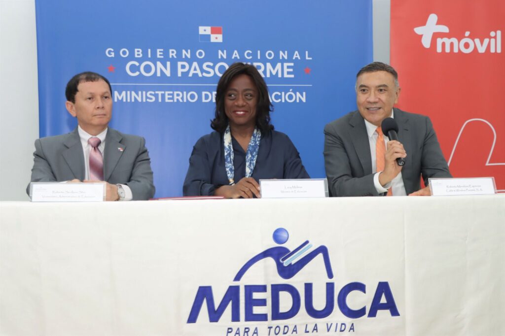 MEDUCA fira contrato de internet para centros educativos del país. 4 WhatsApp Image 2025 06 11 at 10.44.18 AM 1