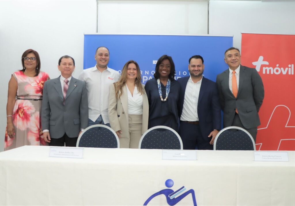MEDUCA fira contrato de internet para centros educativos del país. 5 WhatsApp Image 2025 06 11 at 10.44.20 AM