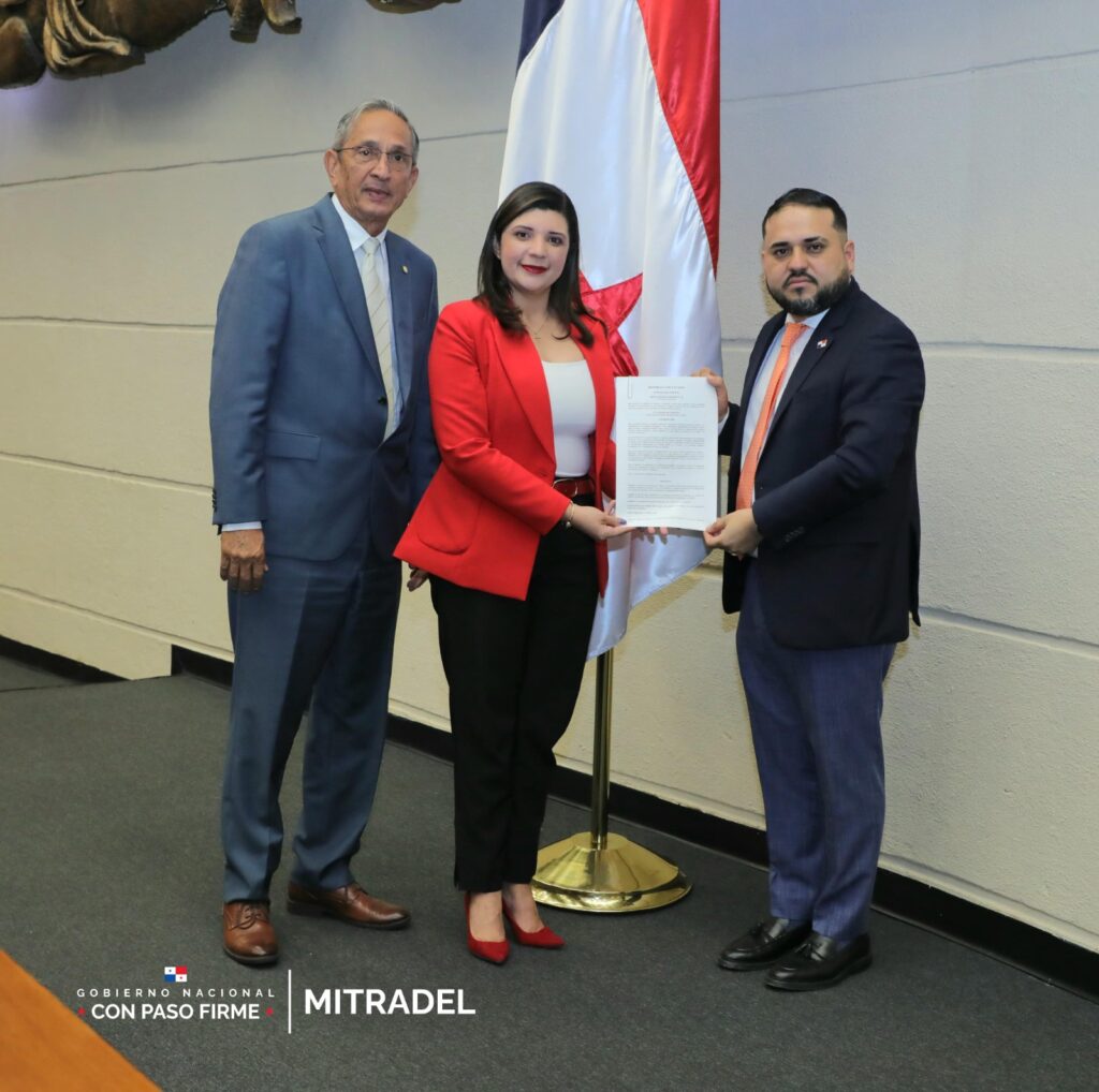 Ministra de Trabajo presenta proyecto que modifica Ley 45 y establece régimen especial para trabajadores de las bananeras 2 WhatsApp Image 2025 06 11 at 8.02.40 PM 1
