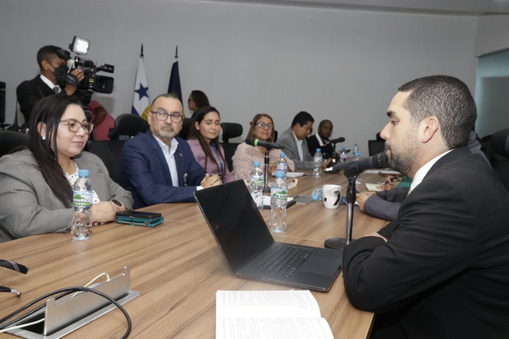 Concluye sexta reunión para modificar Ley General de Carrera Administrativa 2 WhatsApp Image 2025 06 13 at 3.27.36 PM