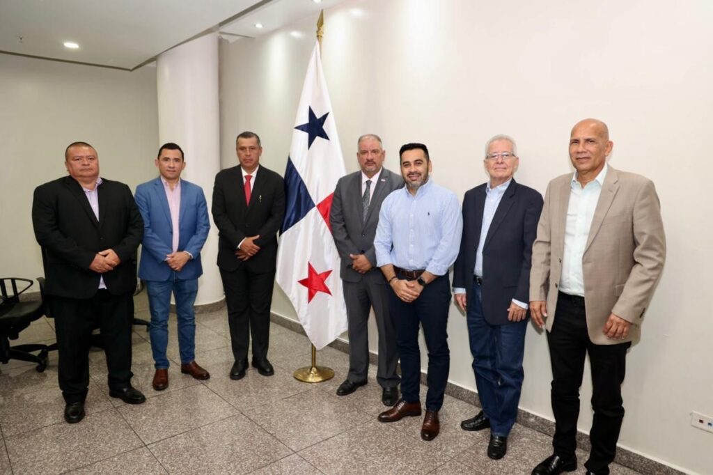 Autoridades legislativas y municipales analizan propuestas para modernizar la gestión local 2 WhatsApp Image 2025 07 22 at 6.57.40 PM