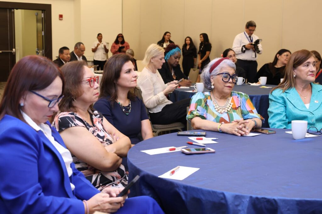 Tras consultas nacionales, el Ministerio de la Mujer presenta propuesta integral para la Igualdad de Género en la participación política 2 WhatsApp Image 2025 07 24 at 1.10.00 PM 2