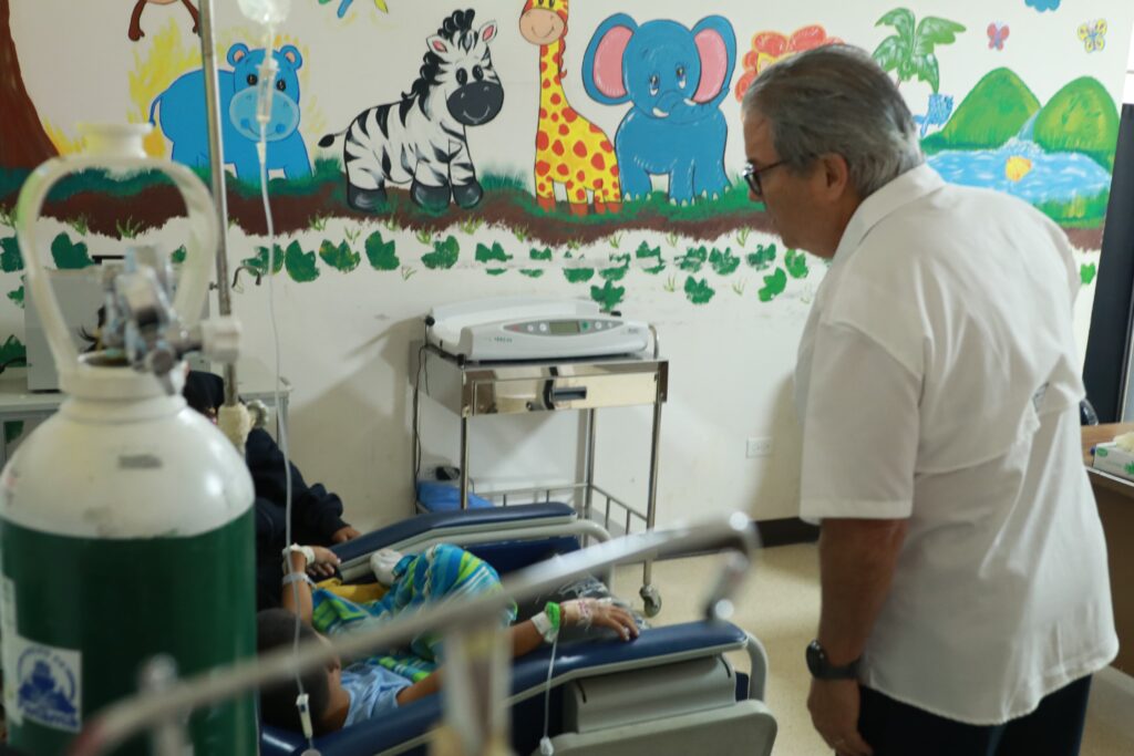 Ministro de Salud visita el Hospital Regional Nicolás A. Solano 2 1000466370