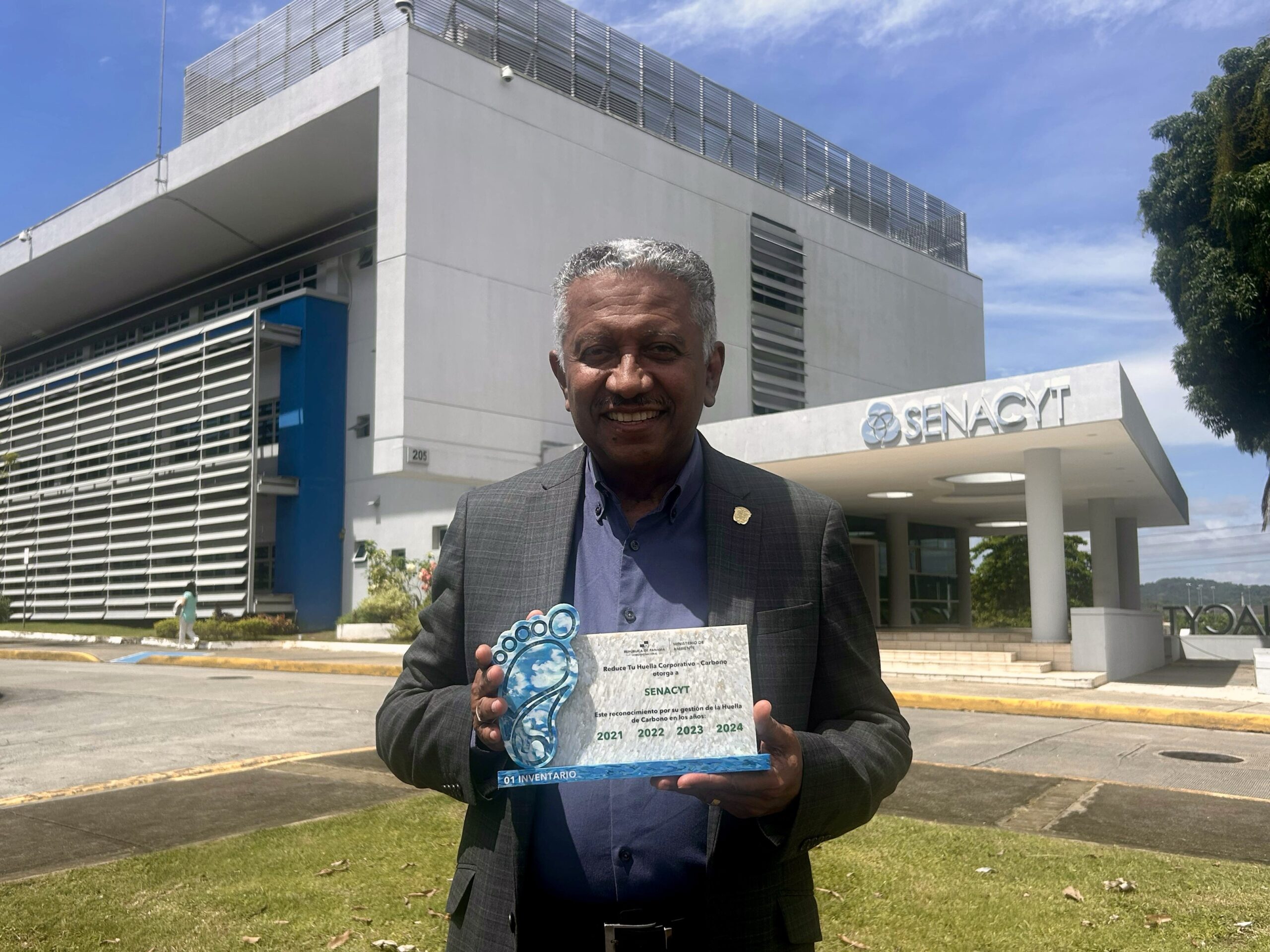 Dr. Eduardo Ortega Barria Senacyt reconocimiento 1 scaled